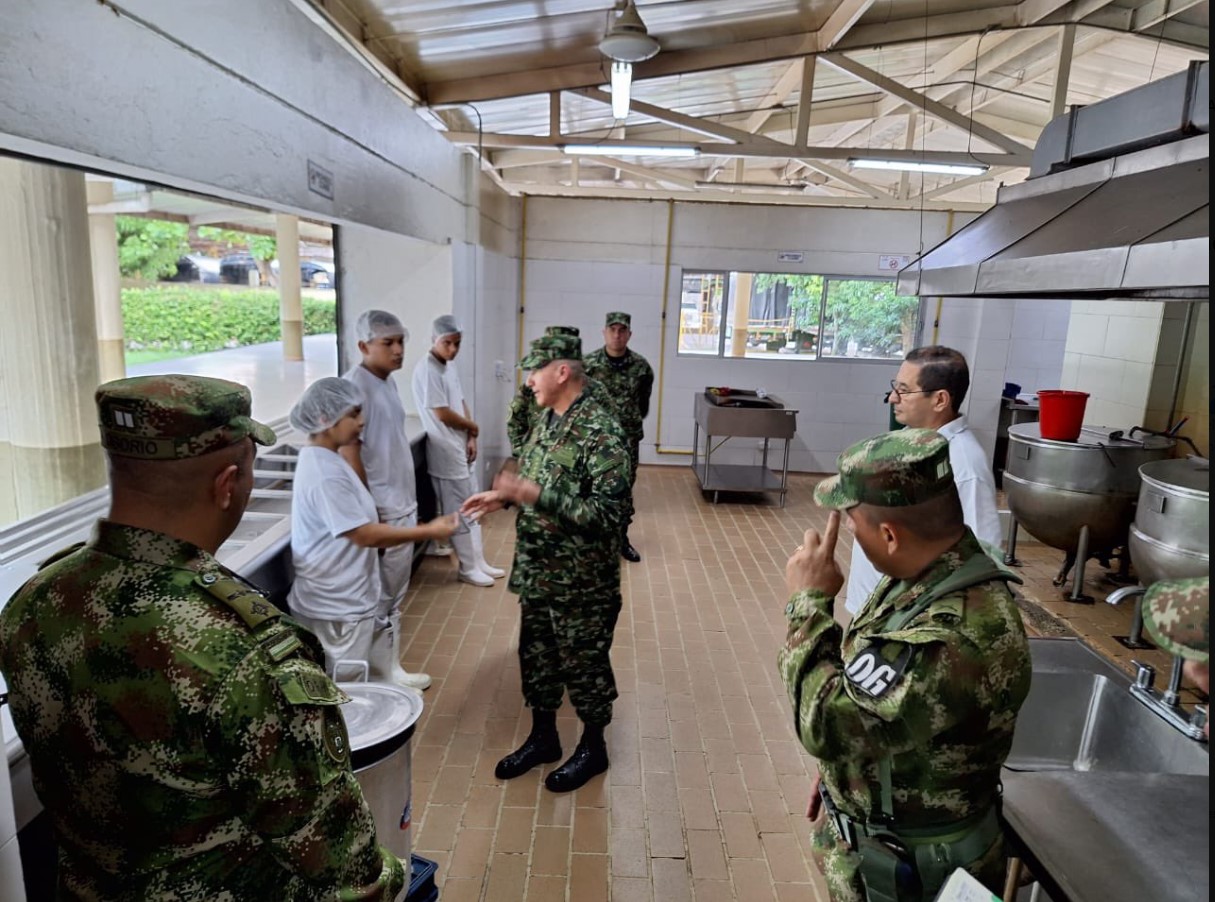 Comandante del Ejército Nacional visitó comedor de la ALFM